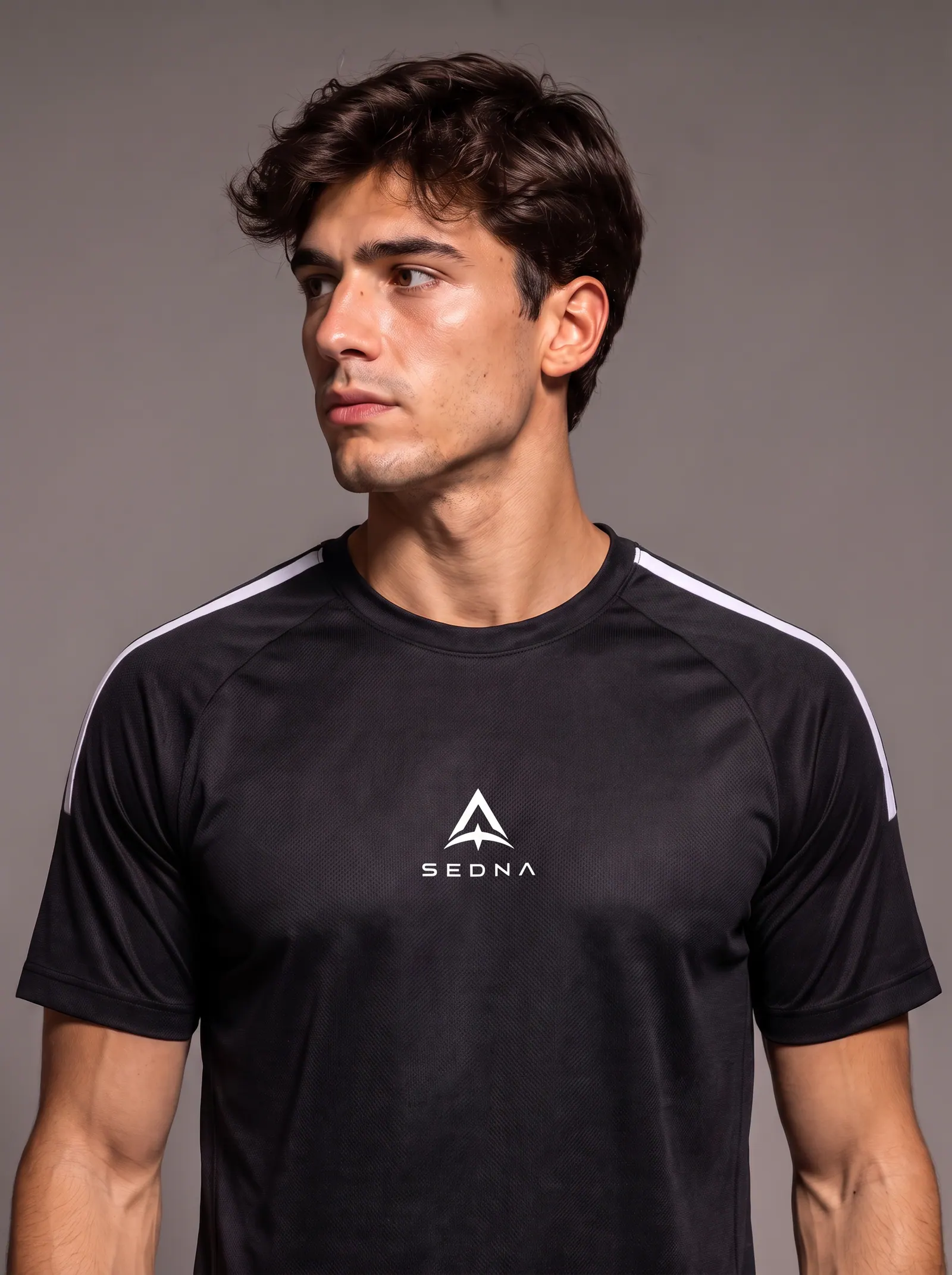 Remera SEDNA negro, puesta, de cerca: tela microperforada y franja del hombro