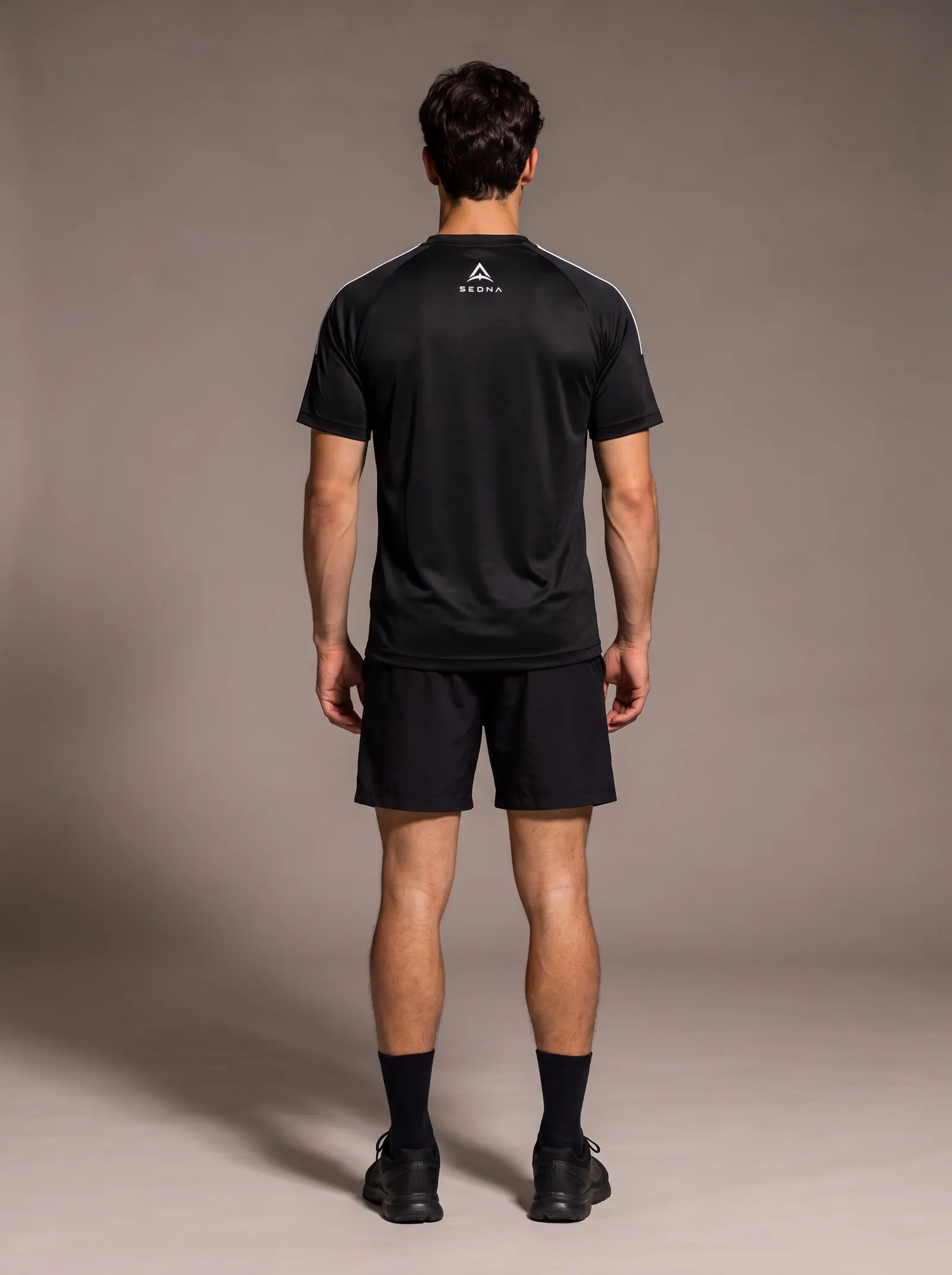 Remera SEDNA negro, puesta, de espalda
