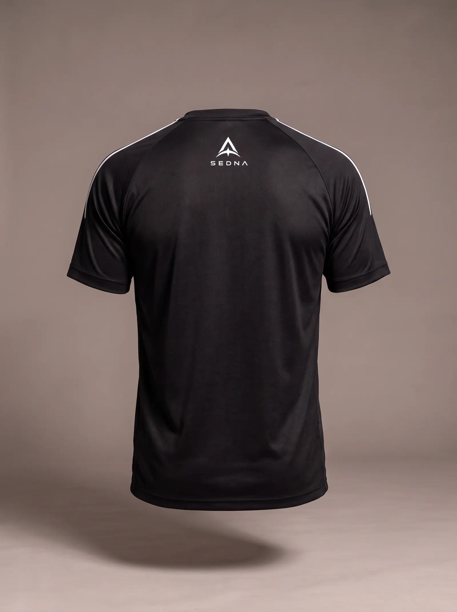 Remera SEDNA negro, de espalda
