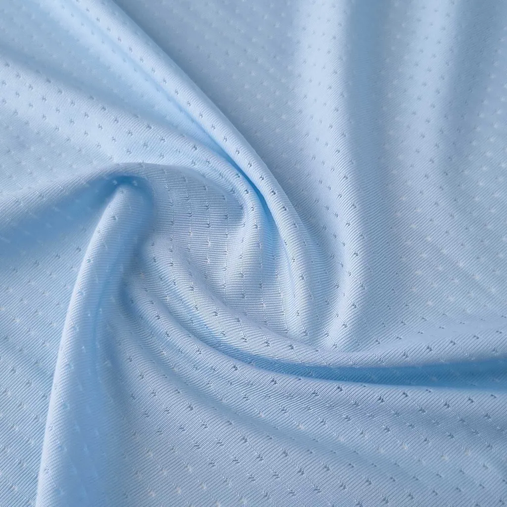 Detalle de la tela microperforada celeste