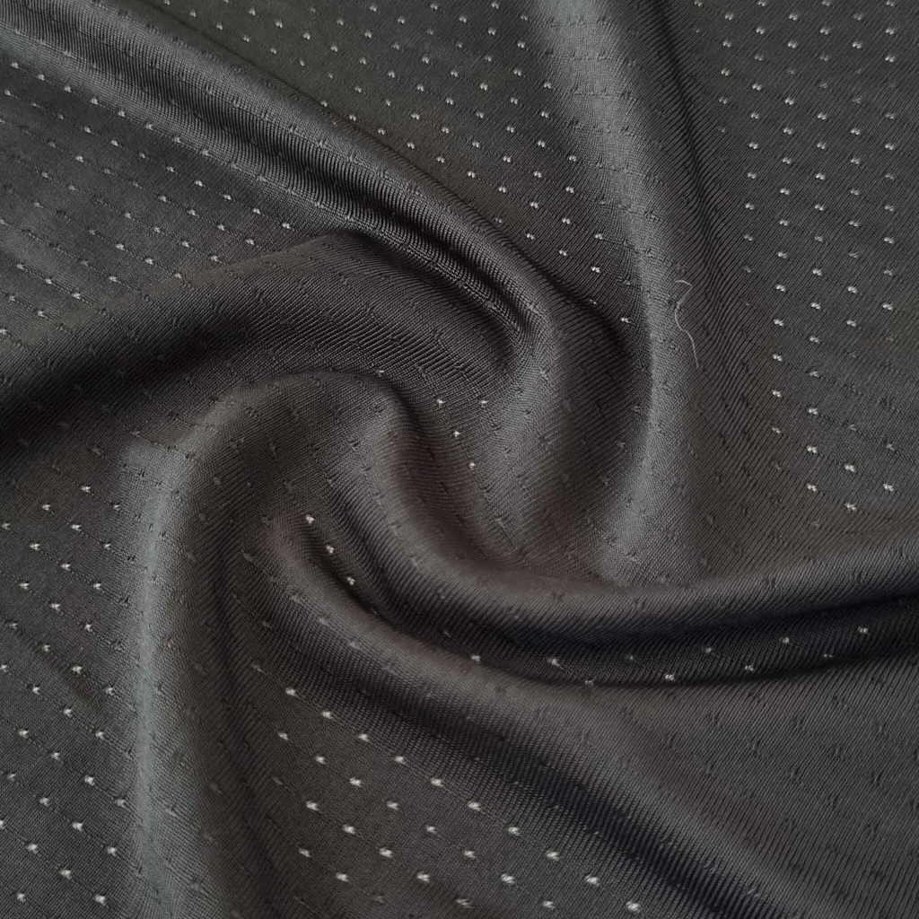 Remera SEDNA negro, tela microperforada de cerca